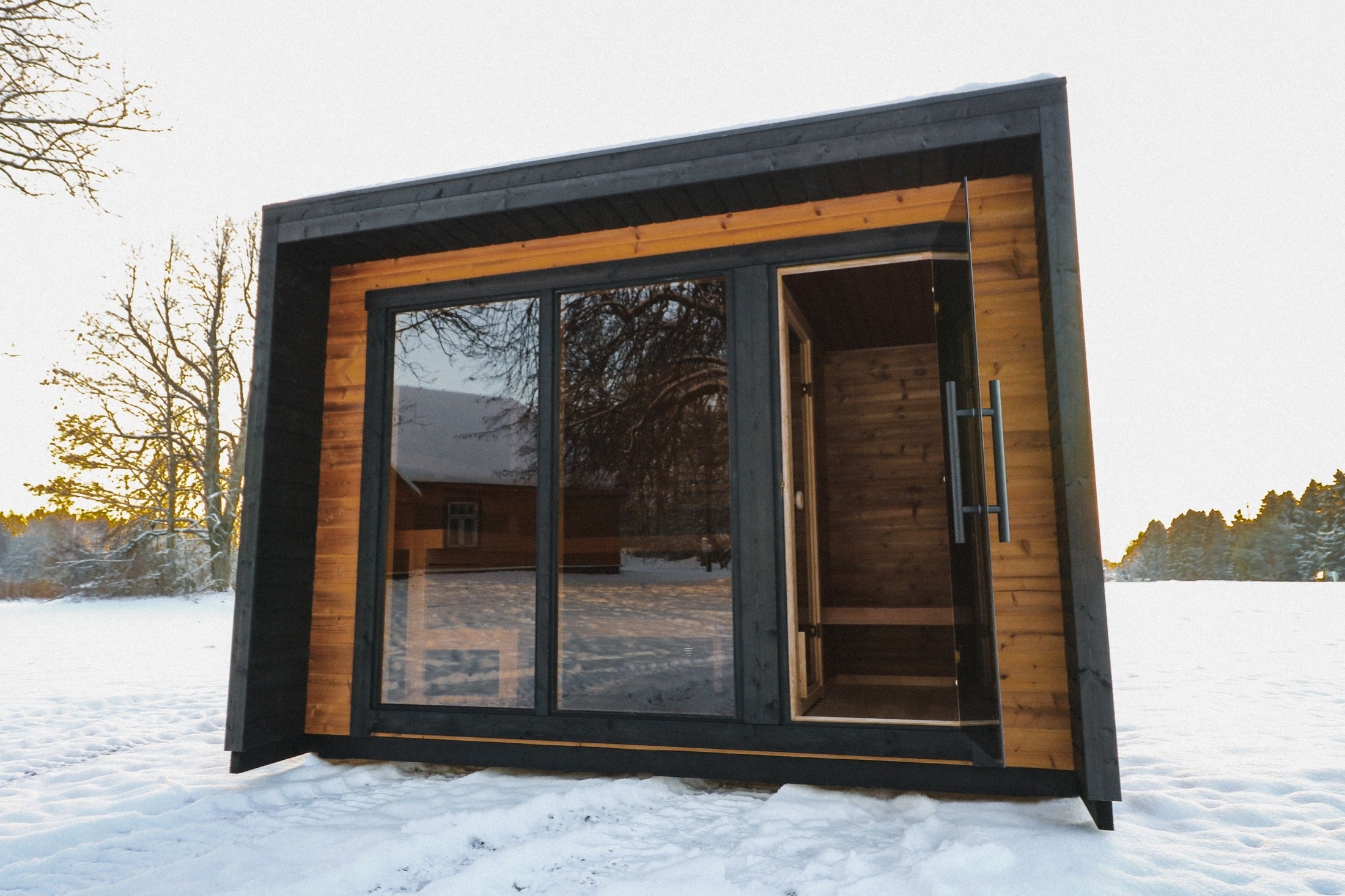 Leil Saunas Sauna Leil Patio M 5 Person Outdoor Sauna with Changing Room