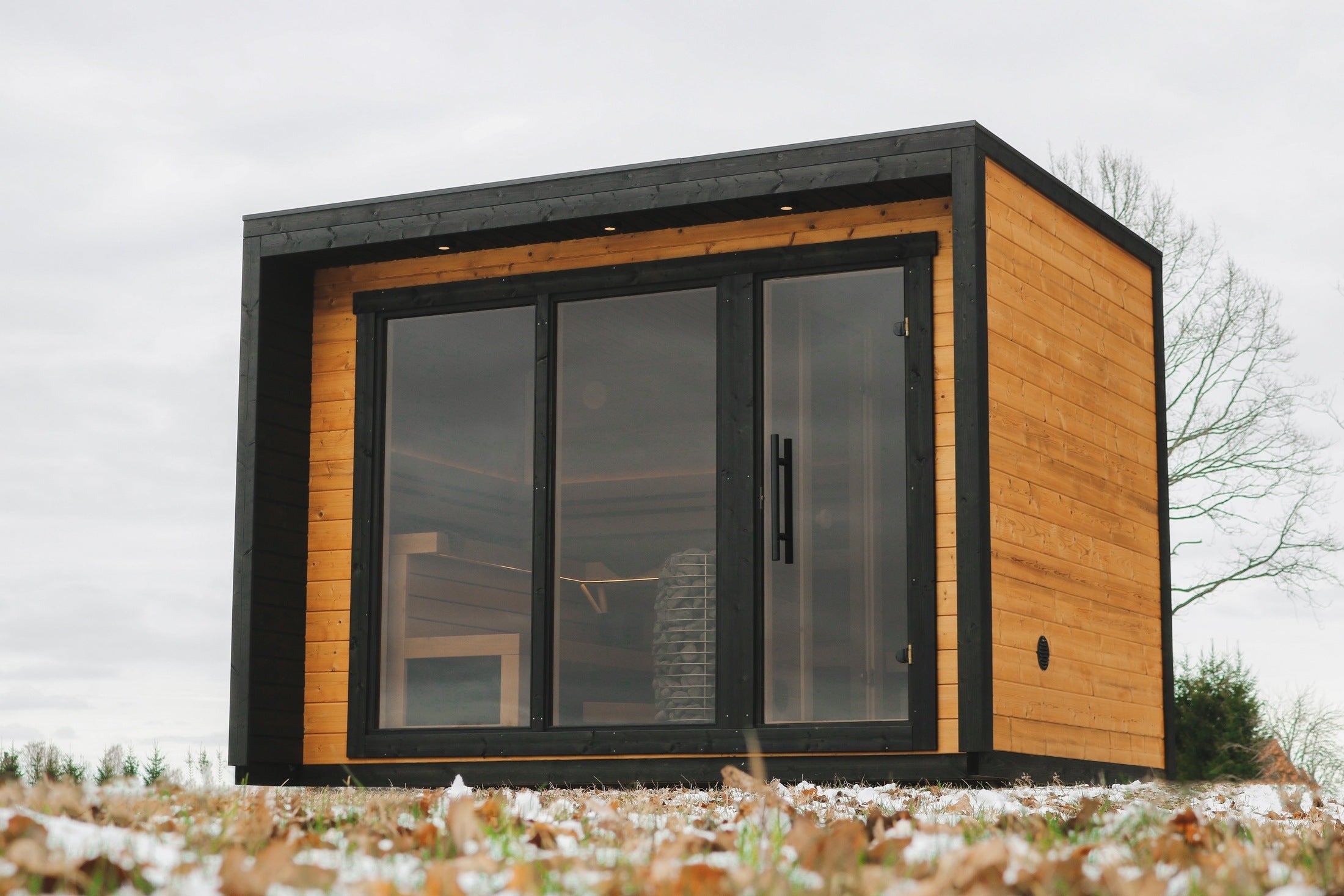Leil Saunas Sauna Leil Patio M 5 Person Outdoor Sauna with Changing Room