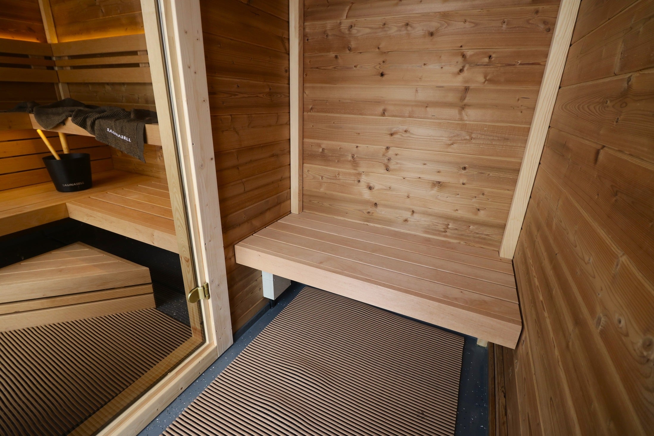 Leil Saunas Sauna Leil Patio M 5 Person Outdoor Sauna with Changing Room