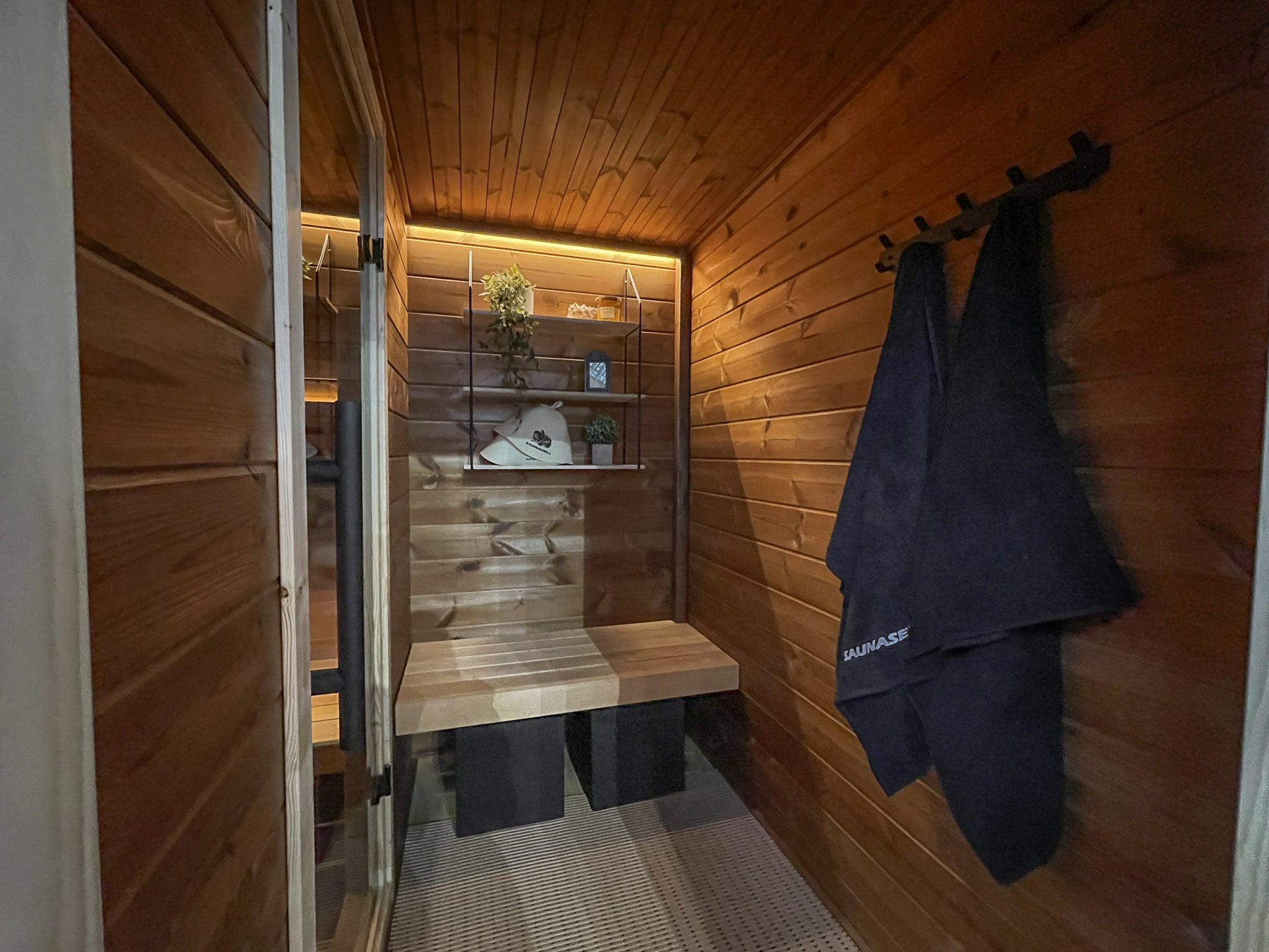 Leil Saunas Sauna Leil Patio M 5 Person Outdoor Sauna with Changing Room