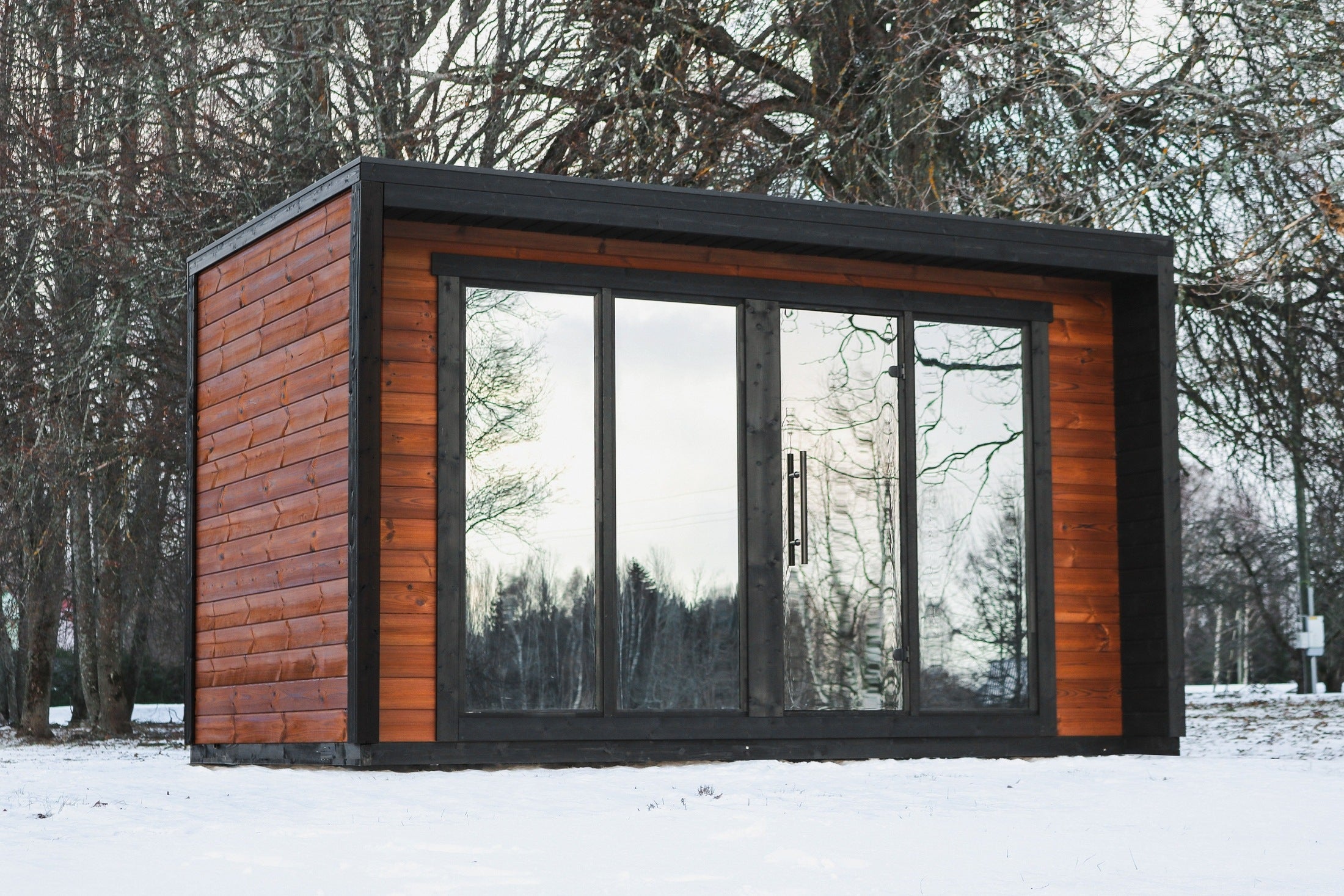 Saunasell Leil Patio L 5 Person Outdoor Sauna with Large Changing Room