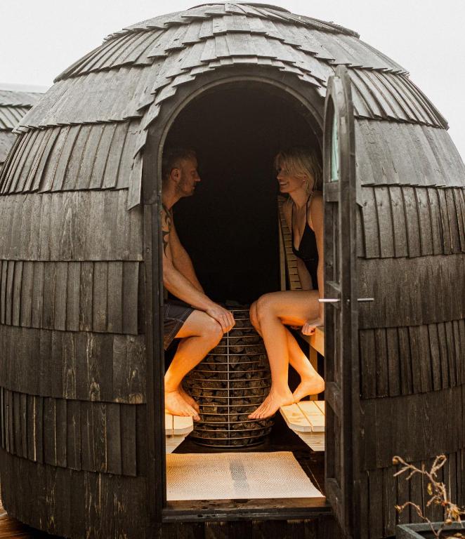 Iglucraft Single Iglusauna 4-Person Luxury Outdoor Sauna Cabin