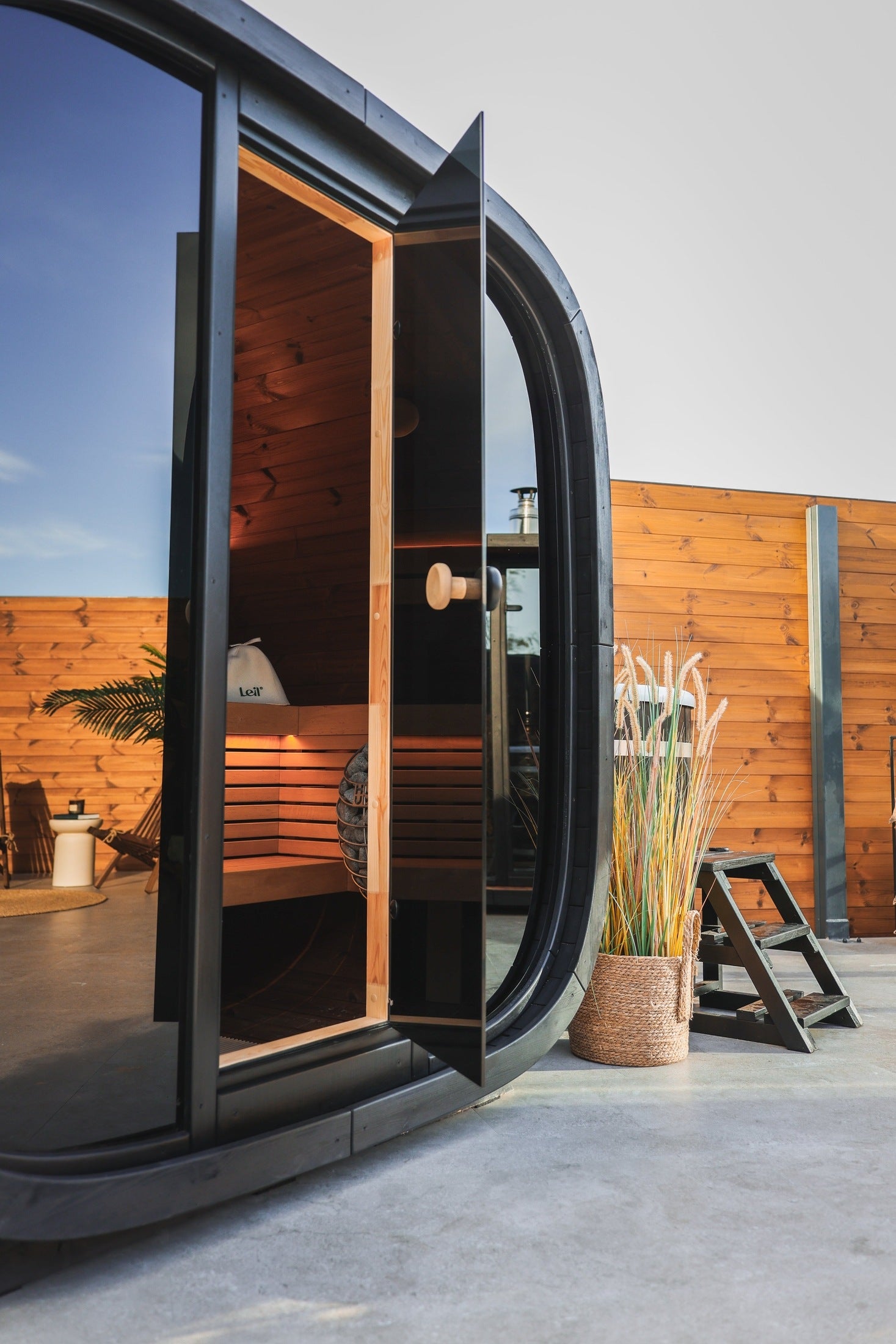 Leil Saunas Sauna Leil Black Cube Classic 4 Person Outdoor Sauna Kit